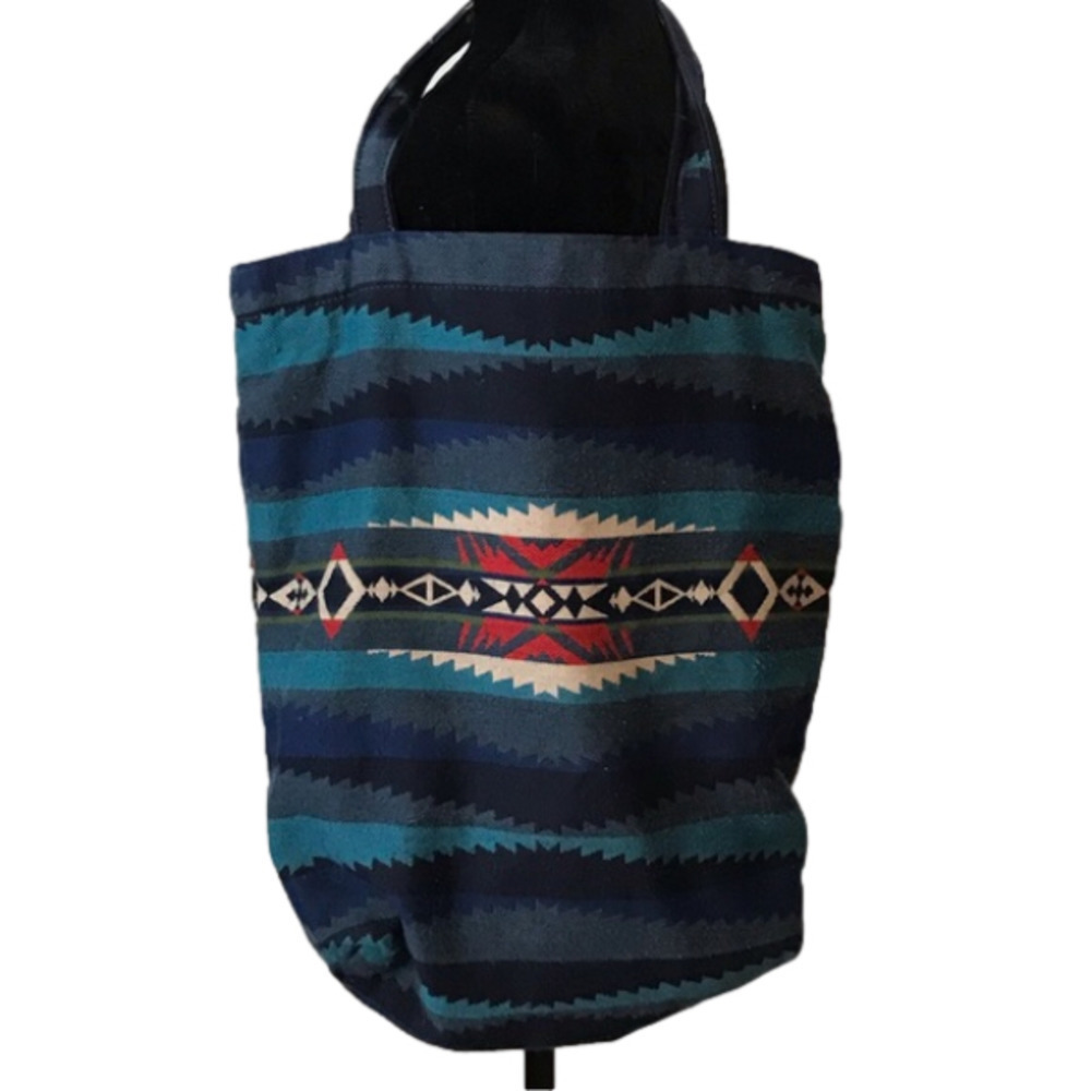 PENDLETON hand bag shoulder bag purse in Aztec print. Gorgeous blues and reds.